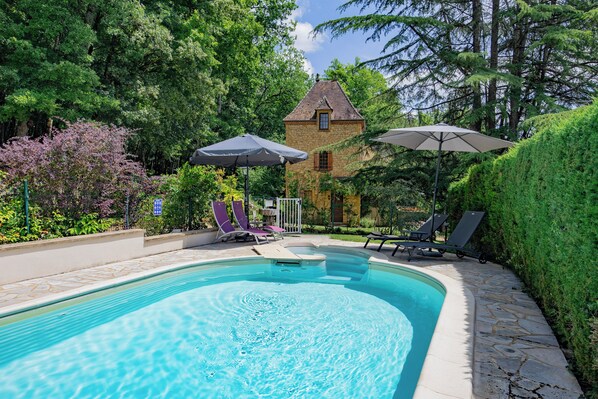 Outdoor pool, pool loungers - Beautiful Le Coutal - Private Pool - Dordogne (Berbiguières)