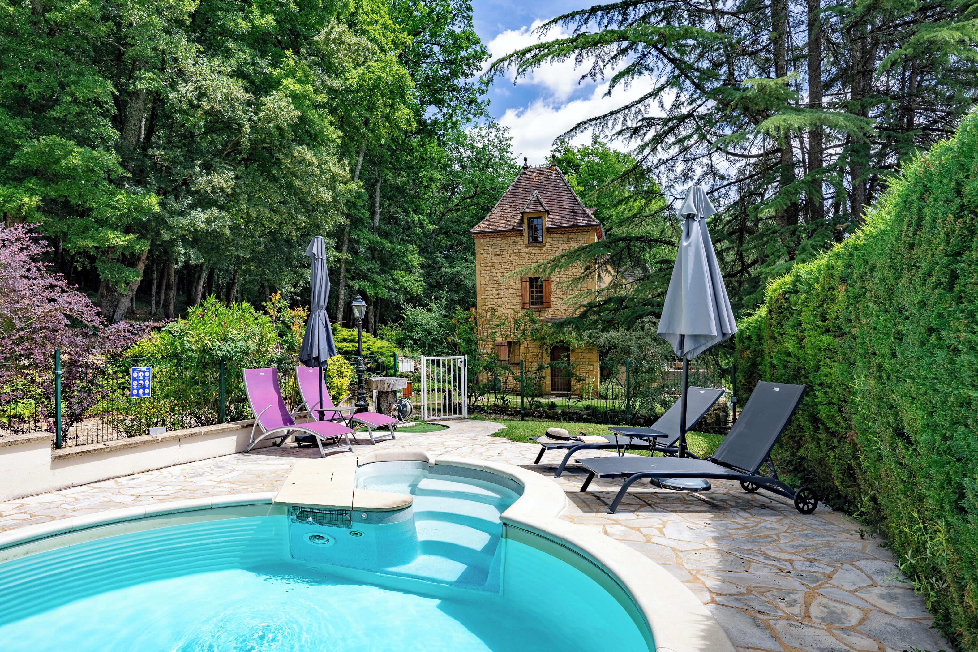 Outdoor pool, pool loungers