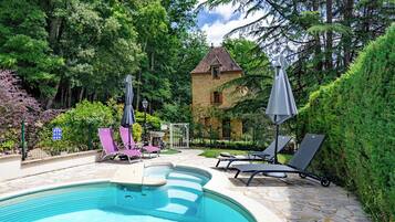 Outdoor pool, pool loungers
