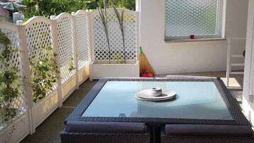 Comfort Apartment, Kitchen, Garden View | Terrace/patio