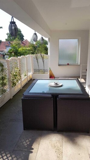 Departamento Confort, cocina, vista al jardín | Terraza o patio