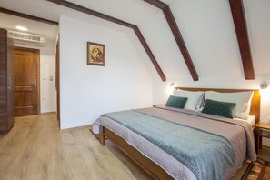 Zimmersafe, Schreibtisch, Verdunkelungsvorhänge, kostenloses WLAN