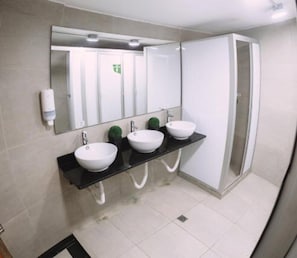 Shower, towels - Chillin District Hostel (Medellín)