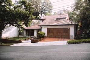 Front of property - Chillin District Hostel (Medellín)