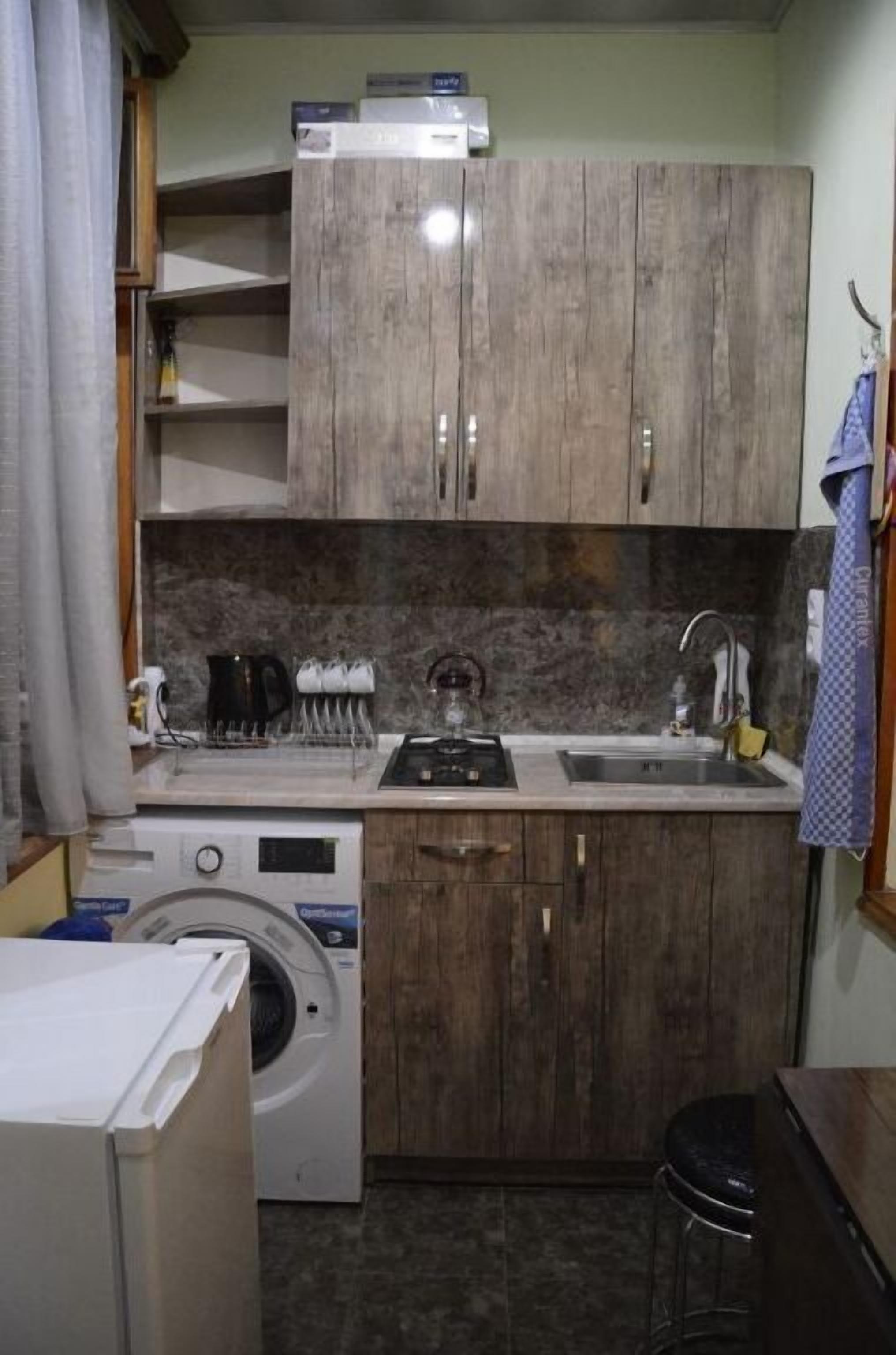 Réfrigérateur, micro-ondes, plaque de cuisson