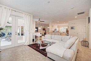 TV connectée, livres, vidéothèque, chaîne hi-fi