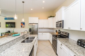 冷蔵庫、電子レンジ、オーブン、コンロ