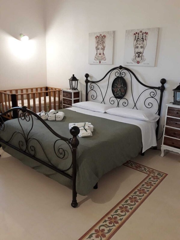 3 makuuhuonetta, silitysrauta/-lauta, ilmainen Wi-Fi, vuodevaatteet