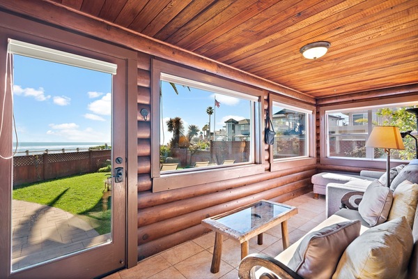 Una televisión, una chimenea, un reproductor de DVD, libros