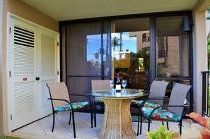 Outdoor dining - *Walk to Beach* Kamaole Sands Inner Courtyard, Ground Floor, Smart TV (Kihei)