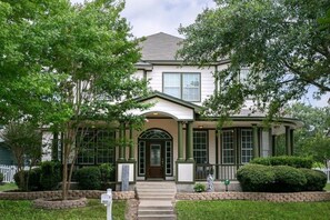 Exterior - Spacious Family - Friendly Home Near Wedding Venues and Plum Creek Golf Course.  (Kyle)