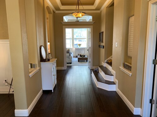 Spacious Family - Friendly Home Near Wedding Venues and Plum Creek Golf Course. 