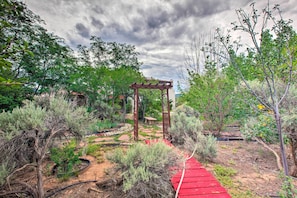 Property grounds - Taos Area Escape on 1.5 Acres: Panoramic Mtn Views (El Prado)