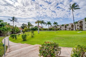 Property grounds - Maui Hill #J-113 Ocean View, Spacious, Full A/C, Wifi, Near Beach Great Rates (Kihei)