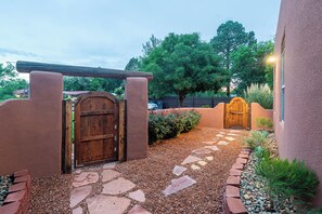 Property grounds - Southwestern Adobe Retreat 2.6 miles from Balloon Fiesta (Albuquerque)