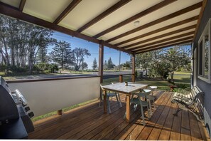 Outdoor dining - Tallowood beachside cottage (Bonny Hills)