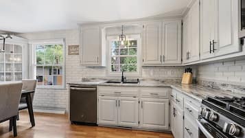 KylskÄp, mikrovÄgsugn, ugn och spishÀll