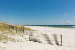 On the beach - Barefoot Bungalow II by Vacasa (Gulf Shores)