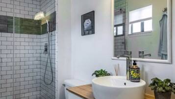 Combined shower/tub, hair dryer, heated floors, towels