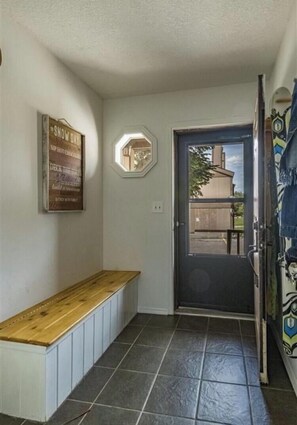 Interior - Walk to lifts :: Room to spread out and relax :: Updated :: Stocked Kitchen (Angel Fire)