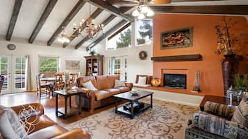 Älytelevisio, takka, DVD-soitin