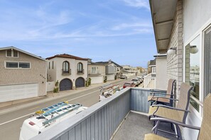 Property grounds - Spacious condo steps from the beach with full kitchen - dog-friendly (Newport Beach)