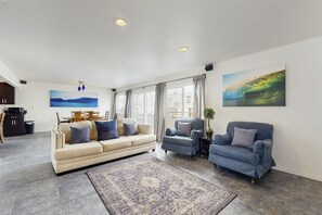 Flat-screen TV - Spacious condo steps from the beach with full kitchen - dog-friendly (Newport Beach)