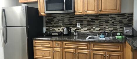 Kühlschrank, Mikrowelle, Wasserkocher mit Kaffee-/Teezubehör, Toaster