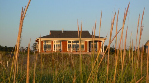 Oceanfront Living At Its Best, Exquisite and Modern Home  8 guests