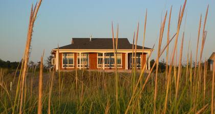 Oceanfront Living At Its Best, Exquisite and Modern Home 8 guests