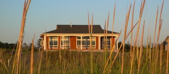 Oceanfront Living At Its Best, Exquisite and Modern Home 8 guests