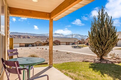 Lovely home w/ shared seasonal pool/hot tub & beautiful desert views