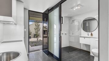 Chuveiro, chuveiro com efeito de chuva, produtos de toalete de grife