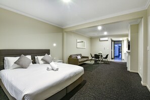 1 多间卧室、高档床上用品、加厚床垫、办公桌