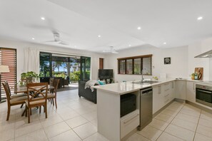 Basic Apartment | Private kitchen