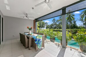 Basic Apartment | Terrace/patio - Beachfront Apartment with Ocean Views (Yorkeys Knob)