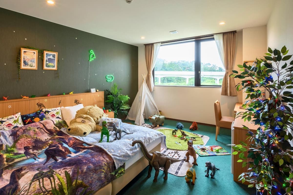 Um quarto com uma cama, uma janela, uma cadeira e uma planta.