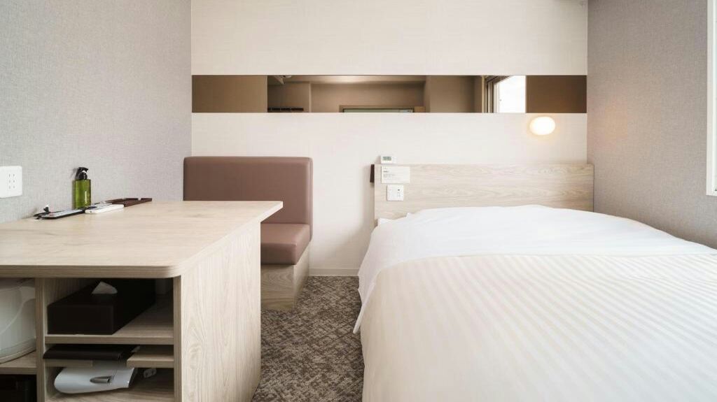 Desk, soundproofing, free WiFi, bed sheets