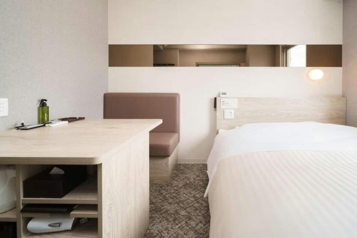 Desk, soundproofing, WiFi (free), bed sheets