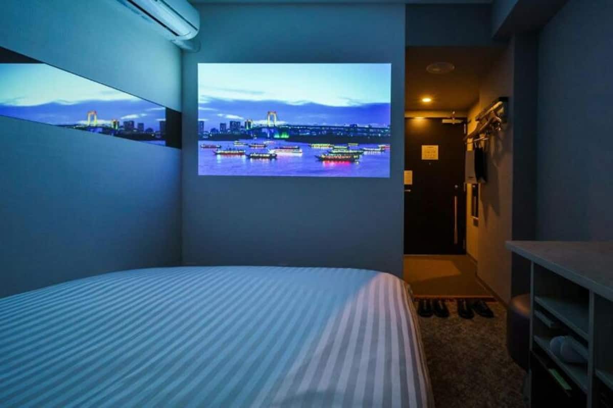 Desk, soundproofing, WiFi (free), bed sheets