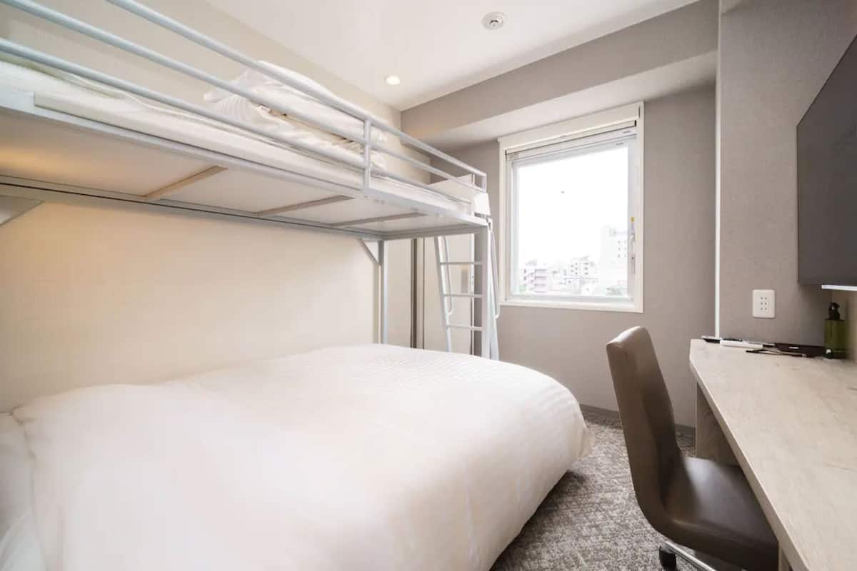 Desk, soundproofing, free WiFi, bed sheets