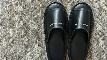 Et par sorte loafers med teksten "Natural, Organic, Smart" på tåen.
