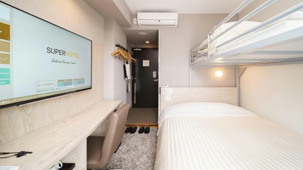 Desk, soundproofing, free WiFi, bed sheets