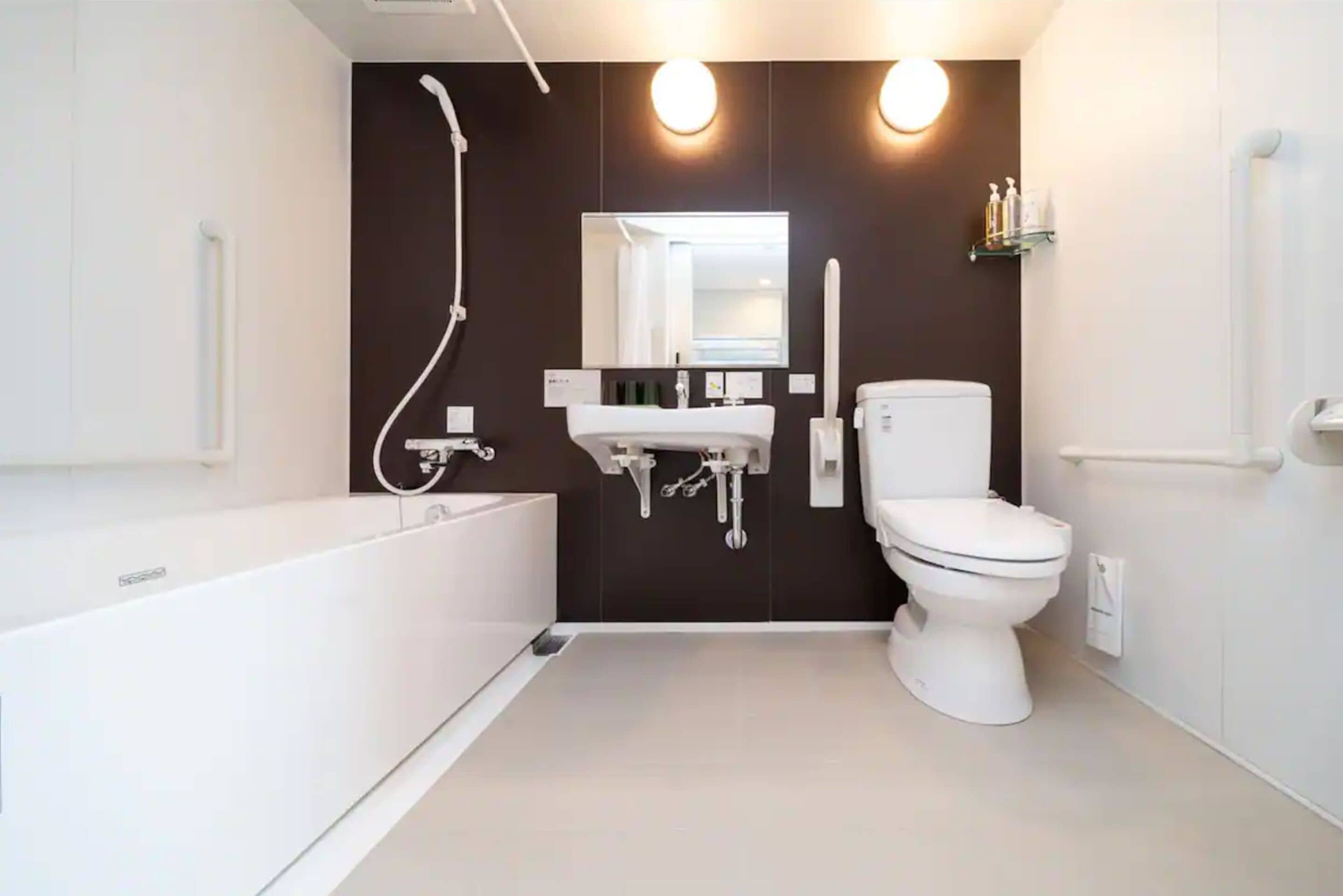 superior room, non smoking | bathroom | combined shower/bathtub, free toiletries, hair dryer, slippers