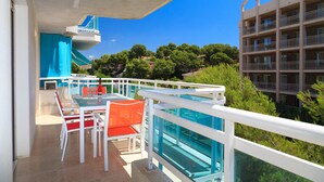 A balcony with a pool table, chairs, and a slide. - UHC LARIMAR - Fantastic family apartment with swimmingpool (Salou)