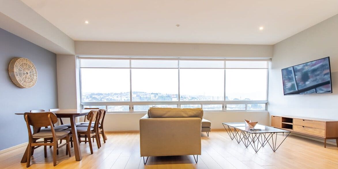 Televisie, een dvd-speler, boeken en een stereo