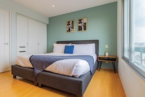 2 habitaciones, caja de seguridad en la habitación y escritorio 