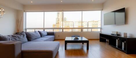 Fernseher, DVD-Player, Stereoanlage, Arbeitsbereiche