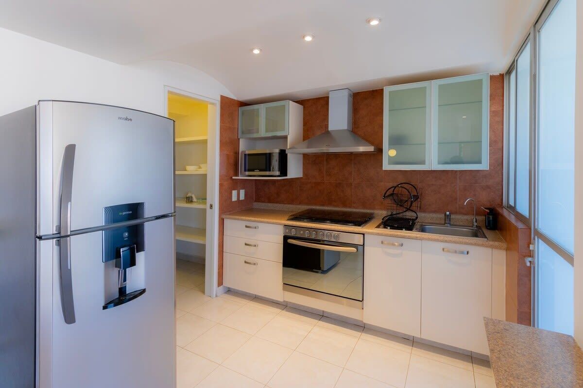 Frigorifero, microonde, forno, piano cottura