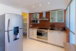 雪櫃、微波爐、焗爐、爐具